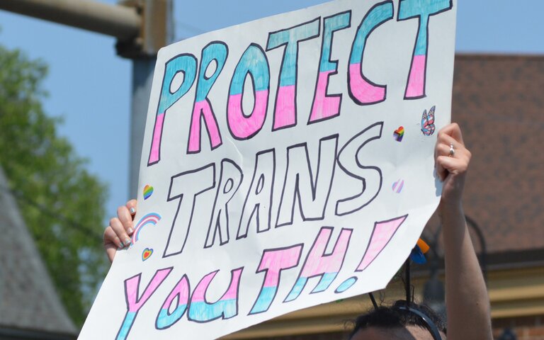Ein Protestschild mit der Aufschrift "PROTECT TRANS YOUTH!" in blau, pink und weiß. | © Foto: vivalapenler | getty images