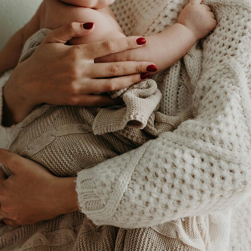 Mutter hält ihr Kind im Arm | © Foto: Kristina Paukshtite | Pexels