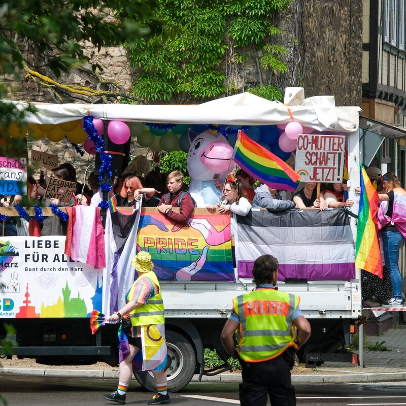 Wagen mit Pride-Besucher*innen fährt durch Wernigerode. Es ist bunt, aber weniger bunt als in den letzten Jahren, weil die Bedrohungslage größer ist. | © Foto: IMAGO | Frank Drechsler