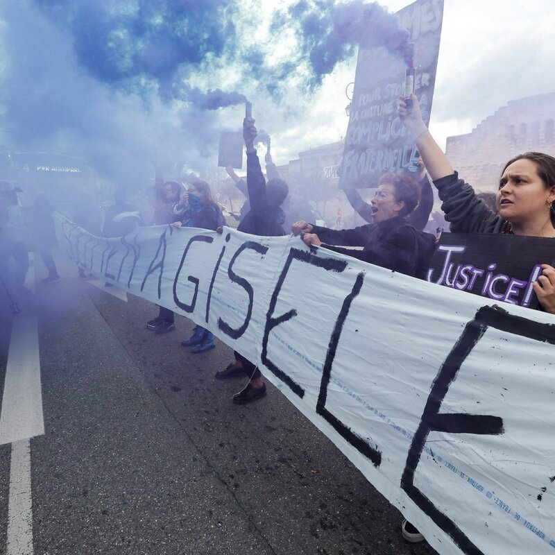Kriminalgericht des Departements Vaucluse. Die Gruppe Les Amazones d’Avignon fordert 20 Jahre Haft für alle Angeklagten. | © ©IMAGO | PHOTOPQR/LE DAUPHINE/MAXPPP Christophe AGOSTINIS 