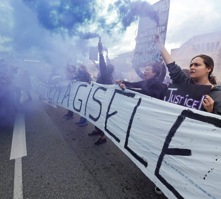 Kriminalgericht des Departements Vaucluse. Die Gruppe Les Amazones d’Avignon fordert 20 Jahre Haft für alle Angeklagten. | © ©IMAGO | PHOTOPQR/LE DAUPHINE/MAXPPP Christophe AGOSTINIS 