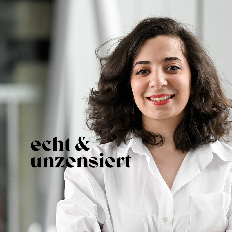 Journalistin Heba Alkadri steht in einem Bürogebäude und lächelt. | © Kerstin Kokoska / FUNKE Foto Services