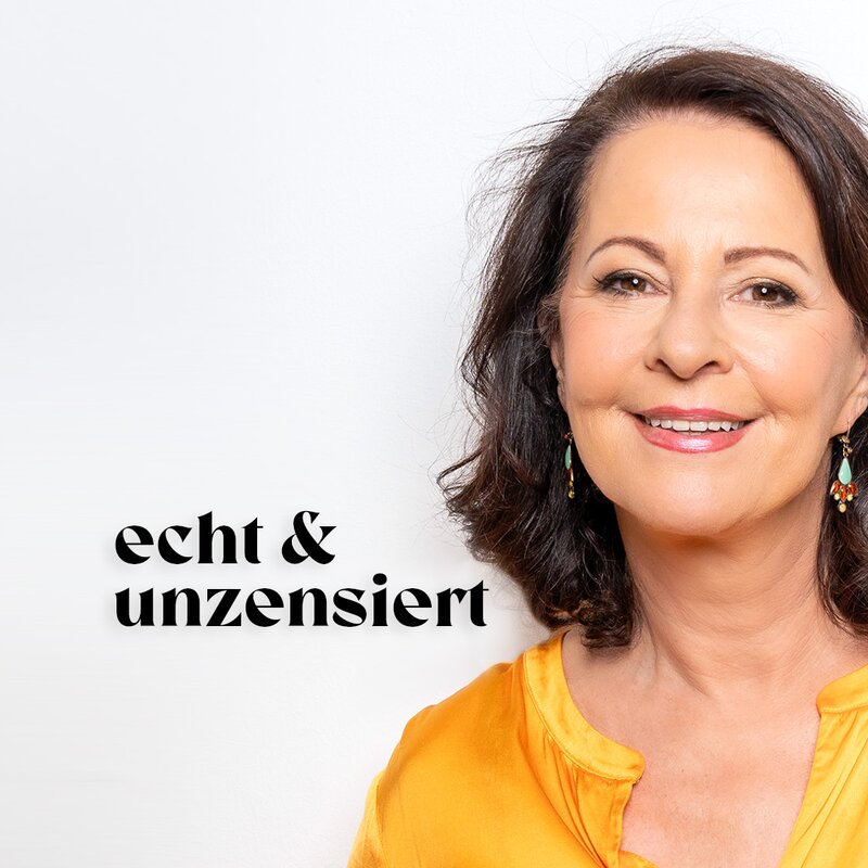 Psychologin Stefanie Stahl steht vor einem weißen Hintergrund und lächelt. | © Stefanie Stahl