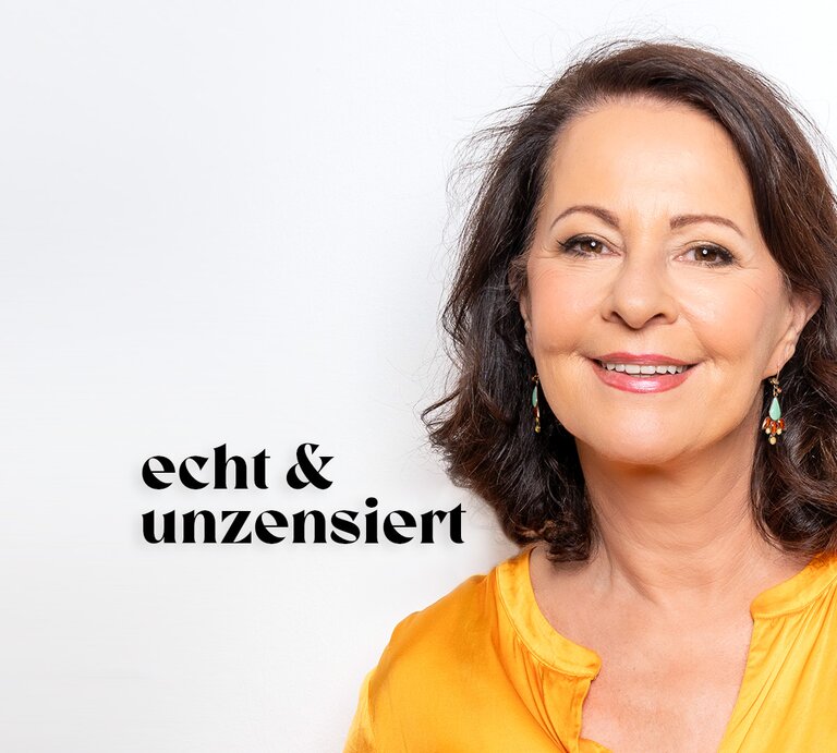 Psychologin Stefanie Stahl steht vor einem weißen Hintergrund und lächelt. | © Stefanie Stahl