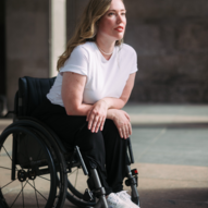Laura Gelhaar | © Laura Gelhaar seitlich vor milchigem Hintergrund