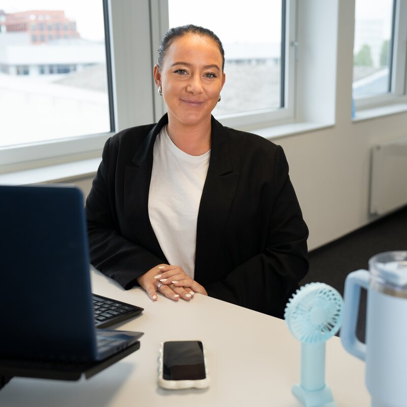 Tammy Mathis im Porträt hinter einem Schreibtisch | © Tammy Mathis