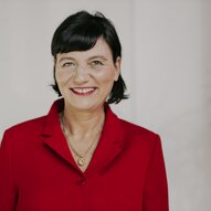 Speakerin Katja Anclam im Porträt vor weißem Hintergrund | © Cherie Birkner