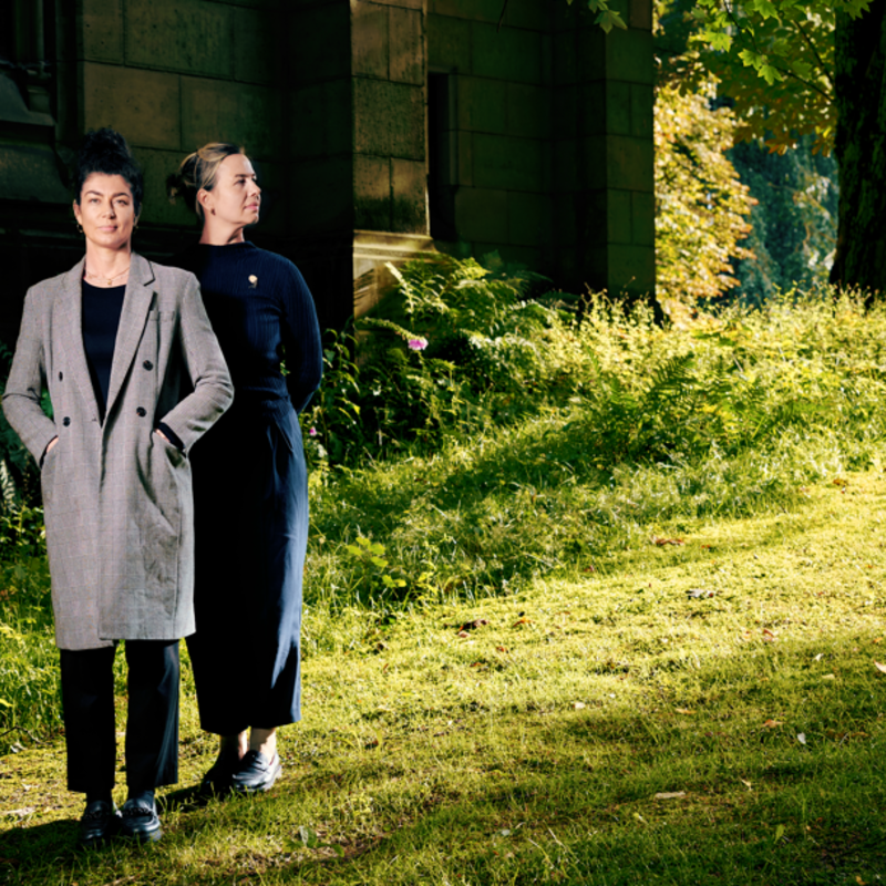 Renske Steen und Julia Kreuch von faarwel auf einem Rasen vor einer Kirche | © Foto: Henning Kretschmer