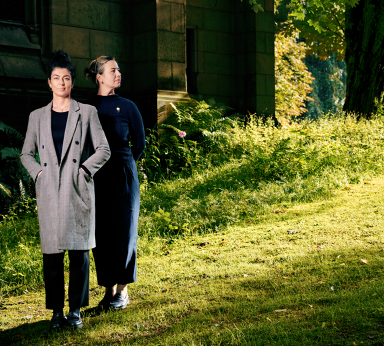 Renske Steen und Julia Kreuch von faarwel auf einem Rasen vor einer Kirche | © Foto: Henning Kretschmer