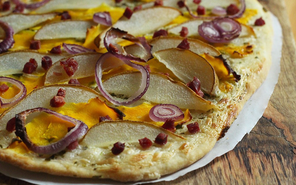 Knuspriger Flammkuchen mit Kürbis und Birne - EDITION F