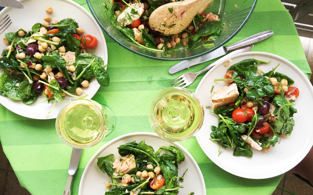 What&amp;#39;s cooking, Lisa? – Sommersalat mit Spinat, Kichererbsen und Lachs ...