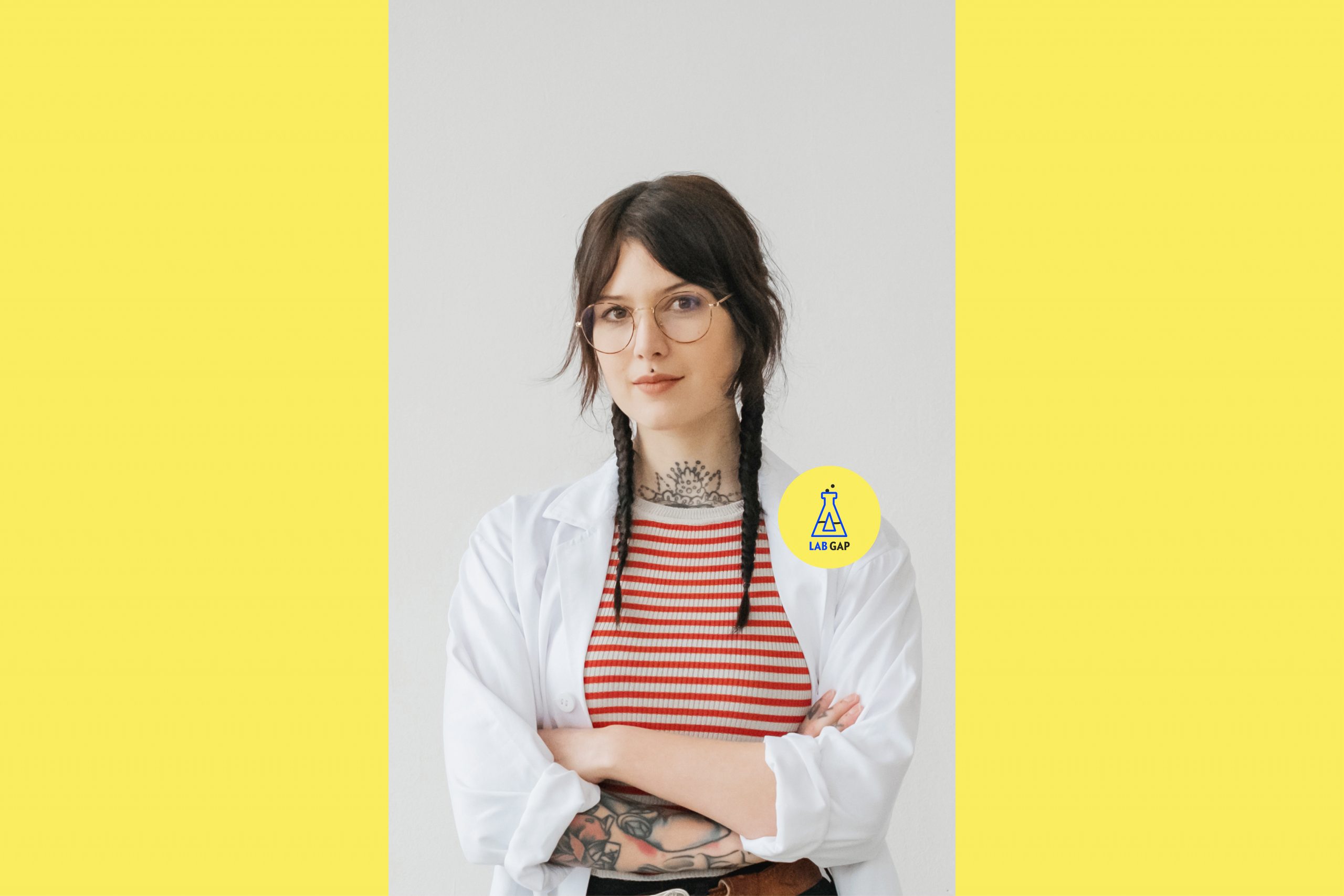 Host des Podcasts Lab Gap, Victoria Müller, trägt einen Laborkittel und blickt selbstbewusst in die Kamera.