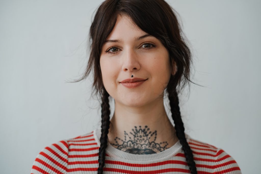 Victoria Müller, Interviewpartnerin und Host des Podcasts Lab Gap, blickt lächelnd und selbstbewusst in die Kamera. 