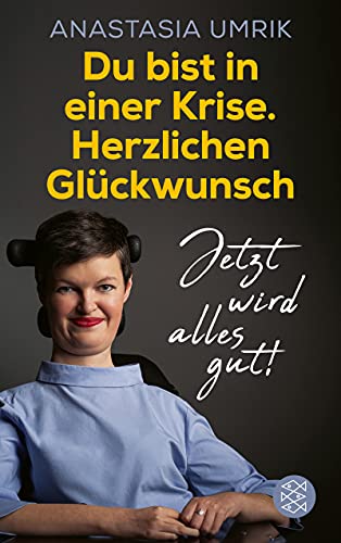 Anastasia Umrik trägt eine blaue Bluse und lächelt in die Kamera. Der Hintergrund ist dunkel. In gelb steht der Titel: „Du bist in einer Krise. Herzlichen Glückwunsch“