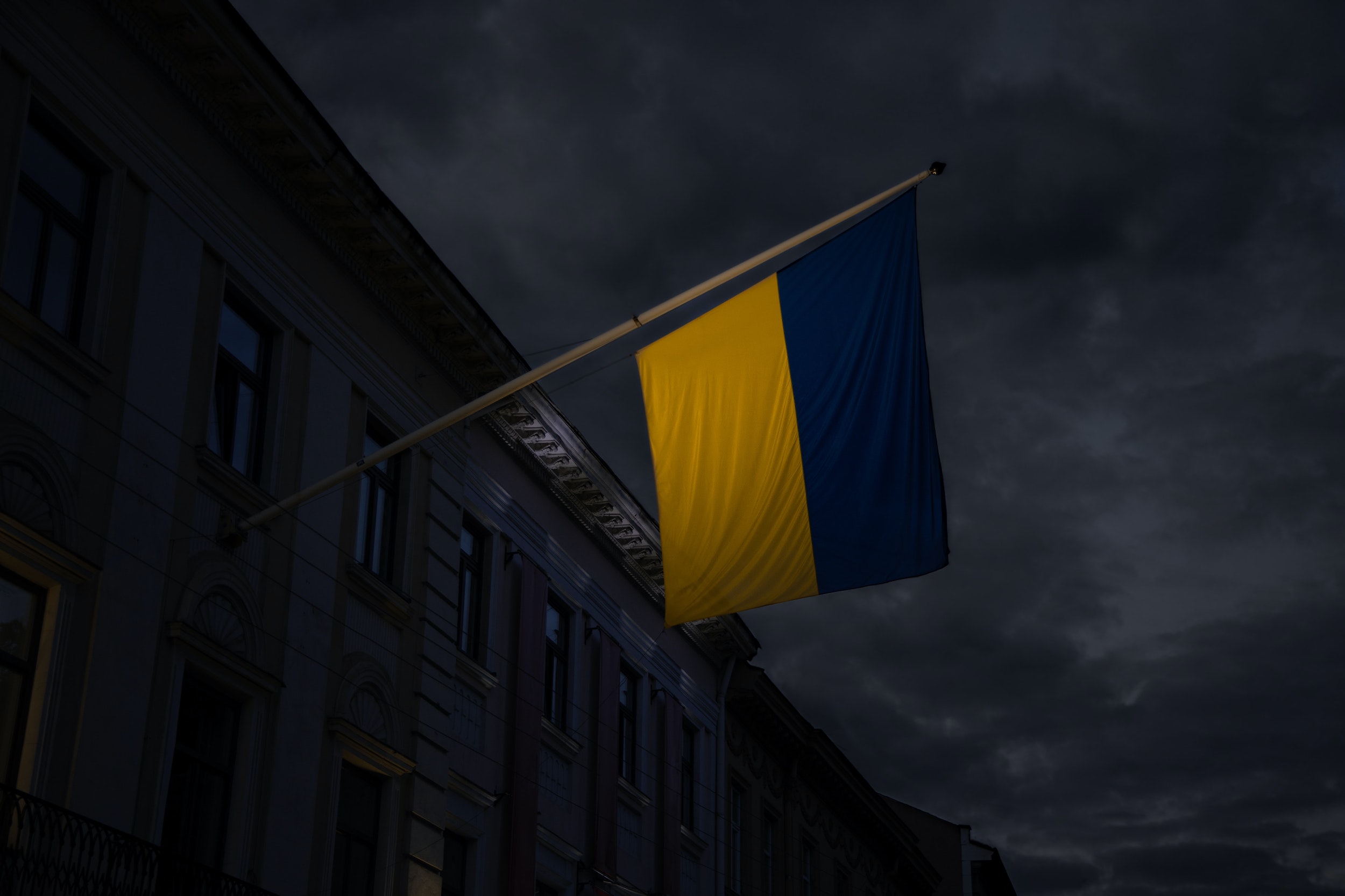 Ukraine Fahne vor dunklem Hintergrund
