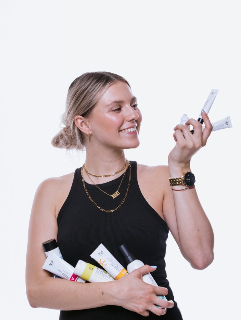 Caro Kroll mit Produkten von Nø Cosmetics