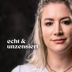 Krankenschwester Franziska Böhler steht vor einer dunklen Fotowand und lächelt.