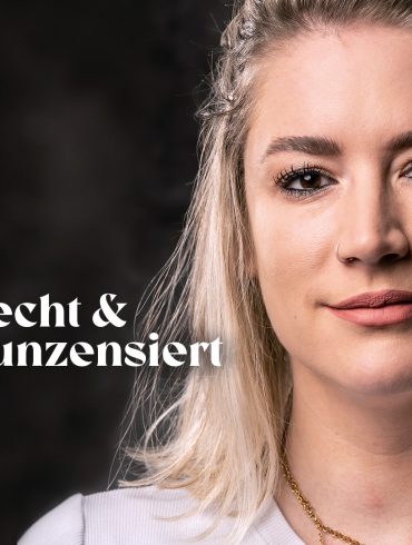 Krankenschwester Franziska Böhler steht vor einer dunklen Fotowand und lächelt.