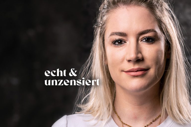 Krankenschwester Franziska Böhler steht vor einer dunklen Fotowand und lächelt.