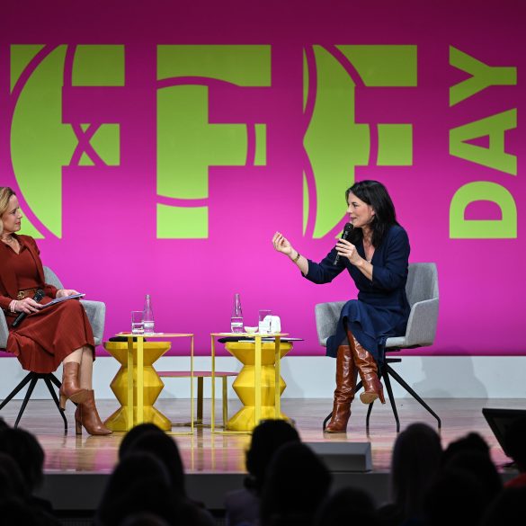 Annalena Baerbock und Julia Becker im Gespräch auf einer Bühne auf dem FFF Day