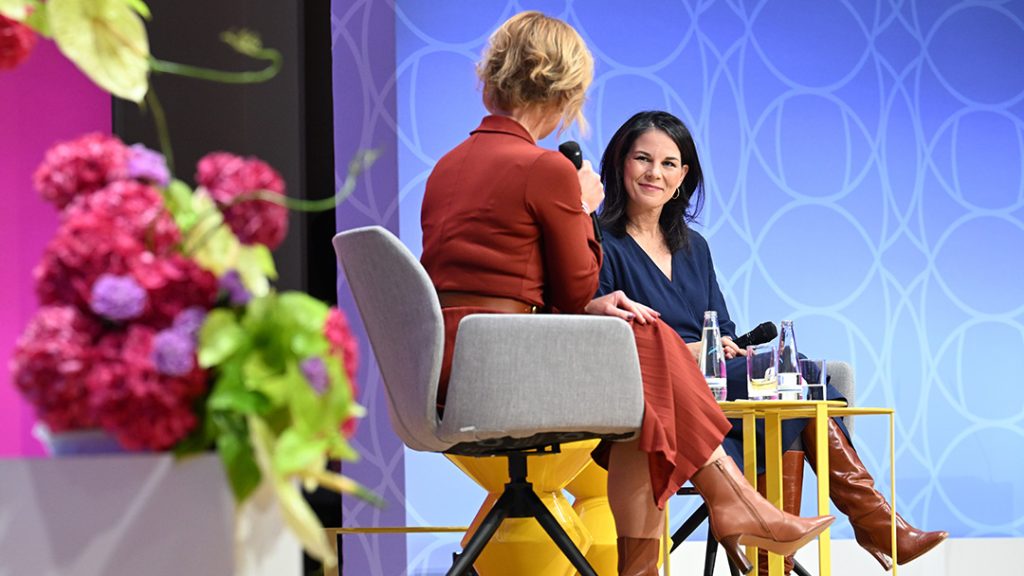 Julia Becker und Annalena Baerbock im Gespräch auf dem FFF DAY 2024.