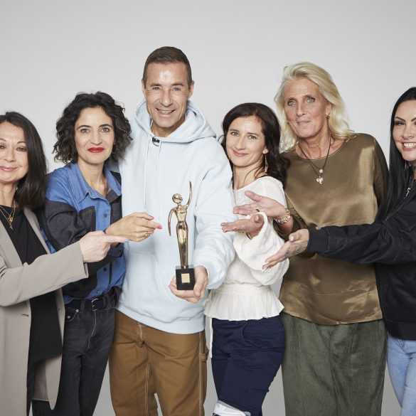 Die Preisträgerinnen der Goldenen Bild der Frau mit Moderator Kai Pflaume.