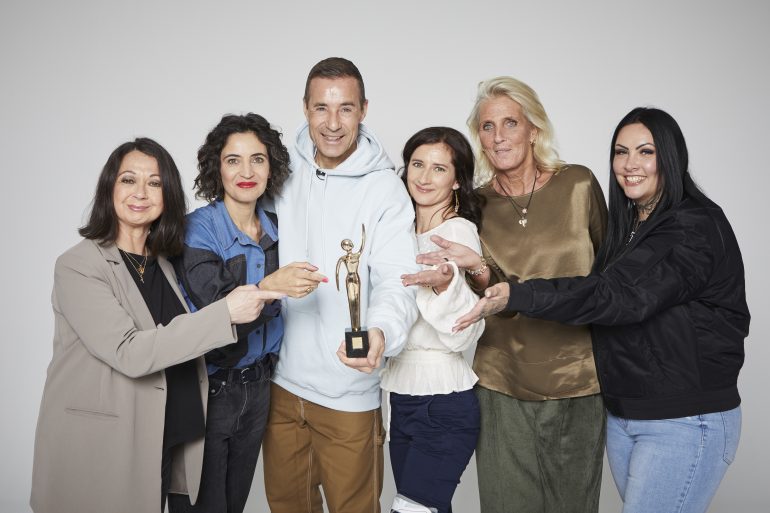 Die Preisträgerinnen der Goldenen Bild der Frau mit Moderator Kai Pflaume.