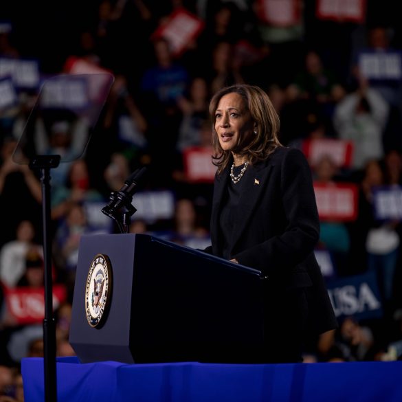 Demokratische Präsidentschaftskandidatin Kamala Harris hält Kundgebung in Pennsylvania Die demokratische Präsidentschaftskandidatin und US-Vizepräsidentin Kamala Harris spricht bei einer Wahlkampfkundgebung am Muhlenberg College. Einen Tag vor dem Wahltag führt Vizepräsidentin Kamala Harris in dem umkämpften Bundesstaat mit den meisten zu vergebenden Wahlstimmen Wahlkampf.