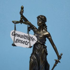 Justitia und Schriftzug Gewalthilfegesetz Justitia und Schriftzug Gewalthilfegesetz, 07.11.2024, Borkwalde, Brandenburg, Das Modell der Justitia tr‰gt den Schriftzug Gewalthilfegesetz. *** Justitia and lettering Violence Assistance Act Justitia and lettering Violence Assistance Act, 07 11 2024, Borkwalde, Brandenburg, The model of Justitia bears the lettering Violence Assistance Act