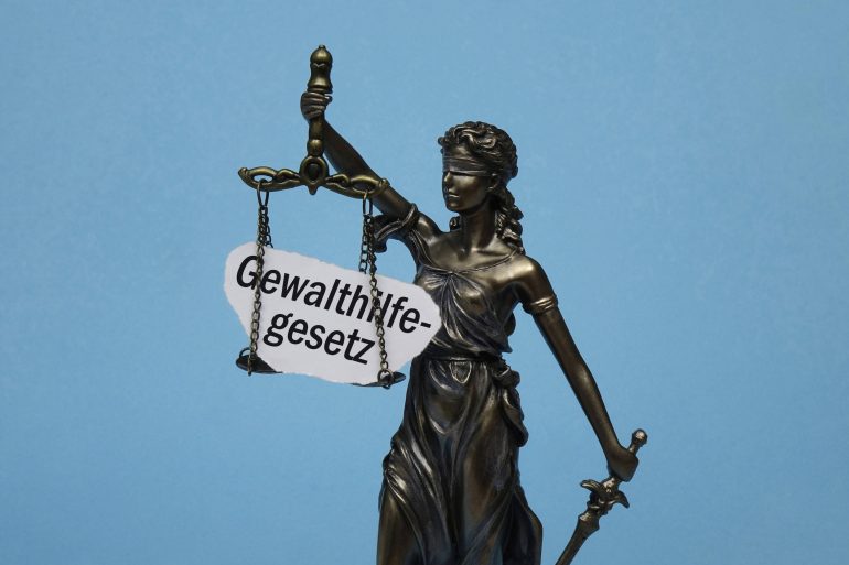 Justitia und Schriftzug Gewalthilfegesetz Justitia und Schriftzug Gewalthilfegesetz, 07.11.2024, Borkwalde, Brandenburg, Das Modell der Justitia tr‰gt den Schriftzug Gewalthilfegesetz. *** Justitia and lettering Violence Assistance Act Justitia and lettering Violence Assistance Act, 07 11 2024, Borkwalde, Brandenburg, The model of Justitia bears the lettering Violence Assistance Act