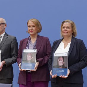 Michael Kretschmer, Vizepräsident des Bundeskriminalamts (BKA), Lisa Paus (Bündnis 90 Die Grünen), Bundesministerin für Familie, Senioren, Frauen und Jugend, und Nancy Faeser (SPD), Bundesministerin des Inneren und für Heimat vor blauem Hintergrund.