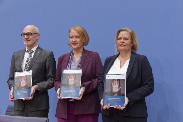 Michael Kretschmer, Vizepräsident des Bundeskriminalamts (BKA), Lisa Paus (Bündnis 90 Die Grünen), Bundesministerin für Familie, Senioren, Frauen und Jugend, und Nancy Faeser (SPD), Bundesministerin des Inneren und für Heimat vor blauem Hintergrund.