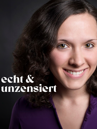 Psychologin Christina Gallinat steht vor dunklem Hintergrund und lächelt.