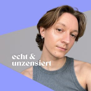 Designer Jonas Stickann ist von geometrischen Formen umgeben.