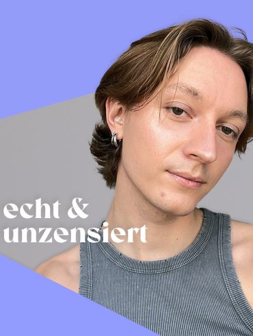 Designer Jonas Stickann ist von geometrischen Formen umgeben.