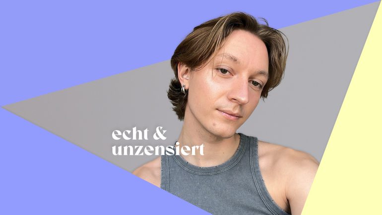 Designer Jonas Stickann ist von geometrischen Formen umgeben.