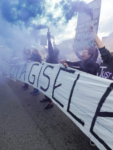 Kriminalgericht des Departements Vaucluse. Die Gruppe Les Amazones d’Avignon fordert 20 Jahre Haft für alle Angeklagten.