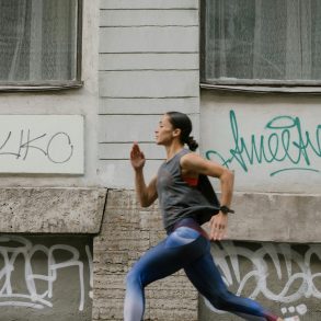 Frau joggt in hohem Tempo durch die Stadt.