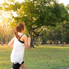 Frau joggt durch den Park.