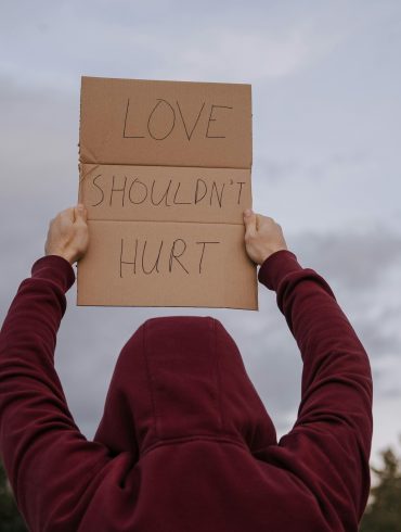 Person Kapuze demonstriert gegen häusliche Gewalt
