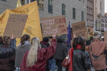 08.03.2024, 08. M‰rz Weltfrauentag Demo, N¸rnberg: Anl‰sslich des internationalen Frauenkamptag / Weltfrauentages gingen in N¸rnberg rund 2000 Menschen auf die Straﬂe um gegen patriachale Strukturen und f¸r mehr Gleichberechtigung zu k‰mpfen. Bayern Deutschland 8. M‰rz 2024 Demonstration Frauenkampftag N¸rnberg-18 *** 08 03 2024, 08 March International Womens Day demonstration, Nuremberg On the occasion of International Womens Day, around 2000 people took to the streets in Nuremberg to fight against patriarchal structures and for more equality Bavaria Germany 8 March 2024 Demonstration Womens Day Nuremberg 18