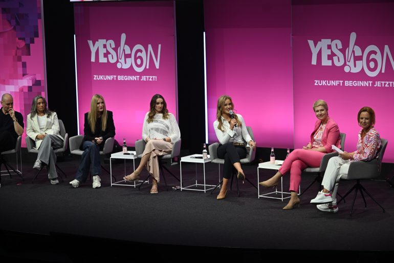 Prominente Panelist*innen teilen ihre Geschichte und machen anderen Krebspatient*innen Mut.