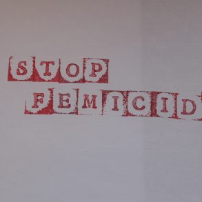 Das Foto zeigt in gestempelten Buchstaben die Worte: Stop Femicide