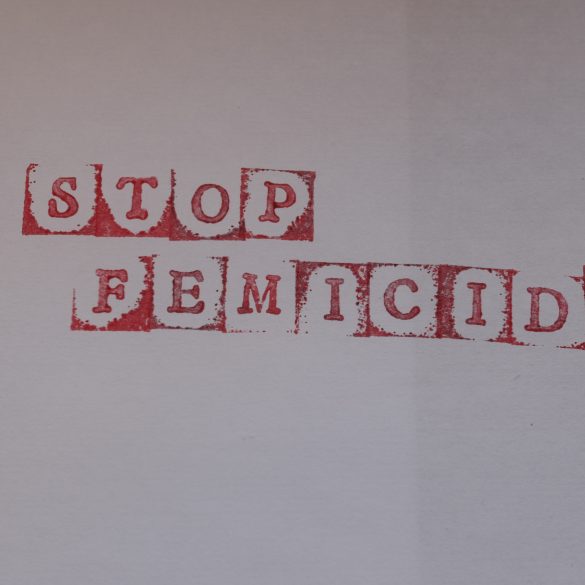 Das Foto zeigt in gestempelten Buchstaben die Worte: Stop Femicide