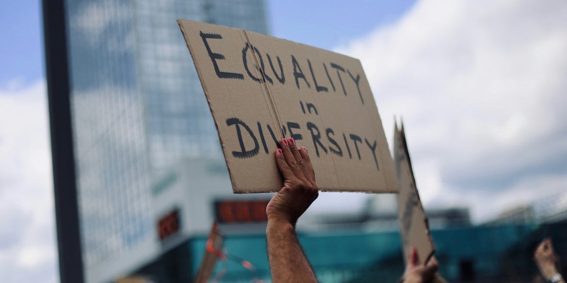 Equality in Diversity steht auf dem Schild, das ein*e Demonstrationsteilnehmer*in in die Luft hält.
