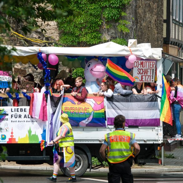 Wagen mit Pride-Besucher*innen fährt durch Wernigerode. Es ist bunt, aber weniger bunt als in den letzten Jahren, weil die Bedrohungslage größer ist.